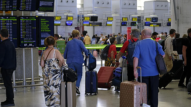 Viajeros esperando en el aeropuerto de Málaga