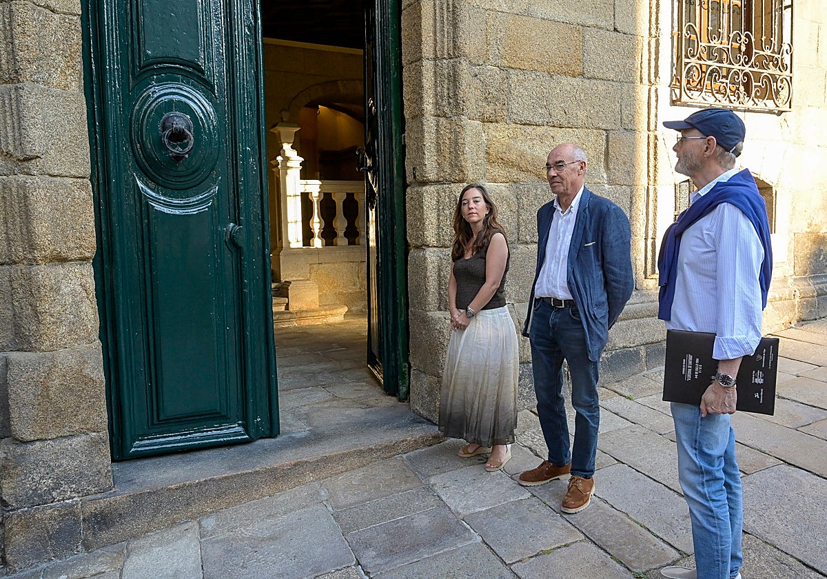 Inés Rey, Francisco Jorquera y Alfredo Vigo, este lunes a las puertas de la Casa Cornide