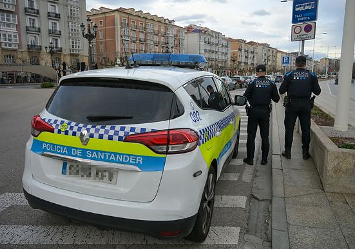 Coche y agentes de la Policía local de Santander