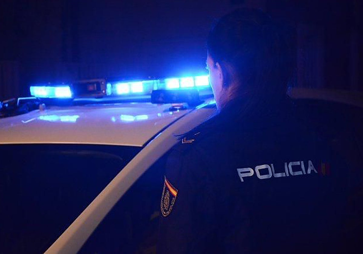 Un agente de la Policía Nacional