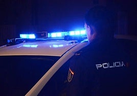 Dos detenidos por atentar contra dos agentes de la Policía Nacional cuando identificaban a una menor