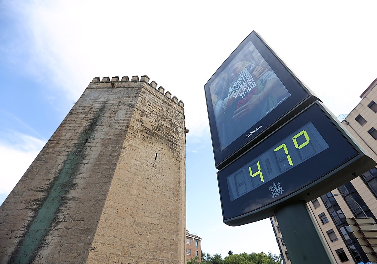El termómetro mara 47 grados en plena capital, cerca de la Torre de la Malmuerta