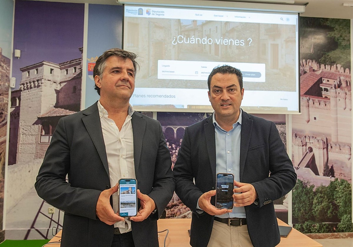 El diputado de Turismo, Javier Figueredo, muestra la app junto al técnico informático Javier Solano