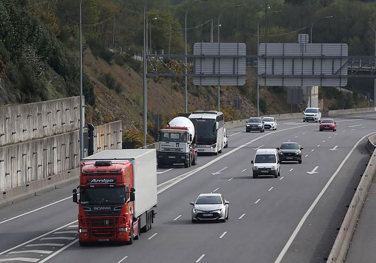 Camiones por la autopista AP-9, a su paso por Santiago, en una foto de archivo