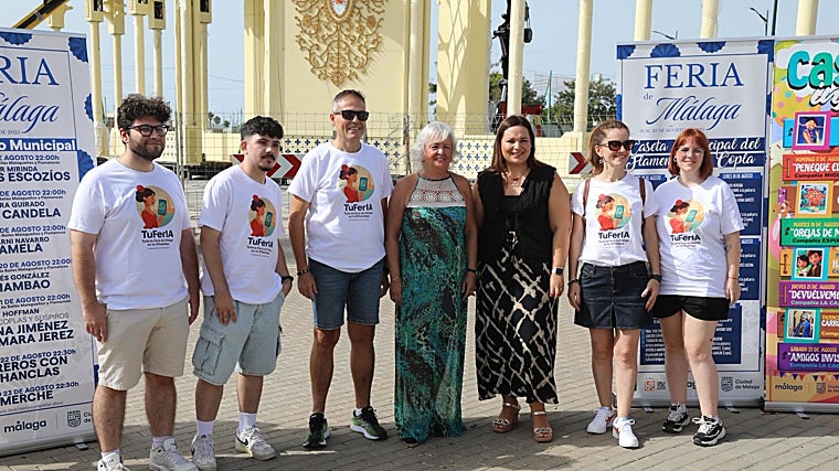 Desarrolladores de TuFerIA junto a representantes municipales, en el acto de presentación de la aplicación
