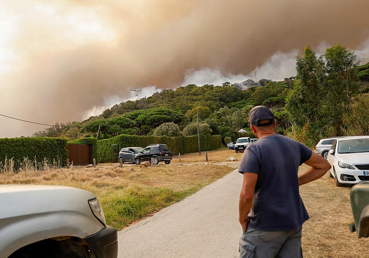 Imagen del incendio en el paraje La Peña, en Tarifa, declarado este martes