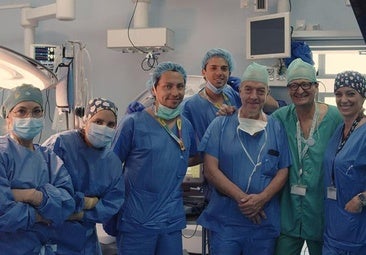 El Hospital Reina Sofía implanta el primer desfibrilador extravascular por esternotomía en España