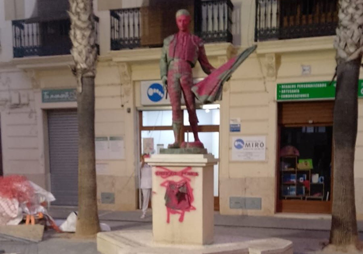 Imagen de la escultura vandalizada de Enrique Ponce en Chiva