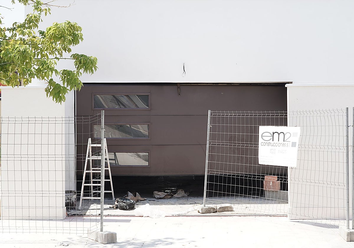 La cochera del chalet afectado en Medina del Campo (Valladolid)