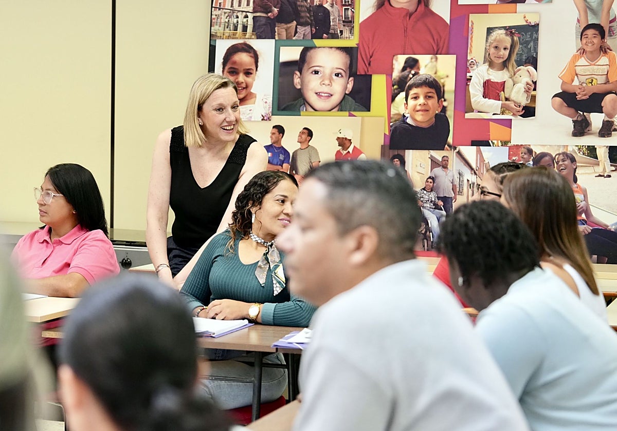 Isabel Blanco visita en la sede de la Red Incola, en Valladolid, a los participantes de un itinerario prelaboral en el sector del comercio para personas en riesgo o exclusión social