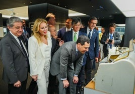 Juanma Moreno y Jorge Paradela, junto a Carolina España, en este pasado viaje a Japón.