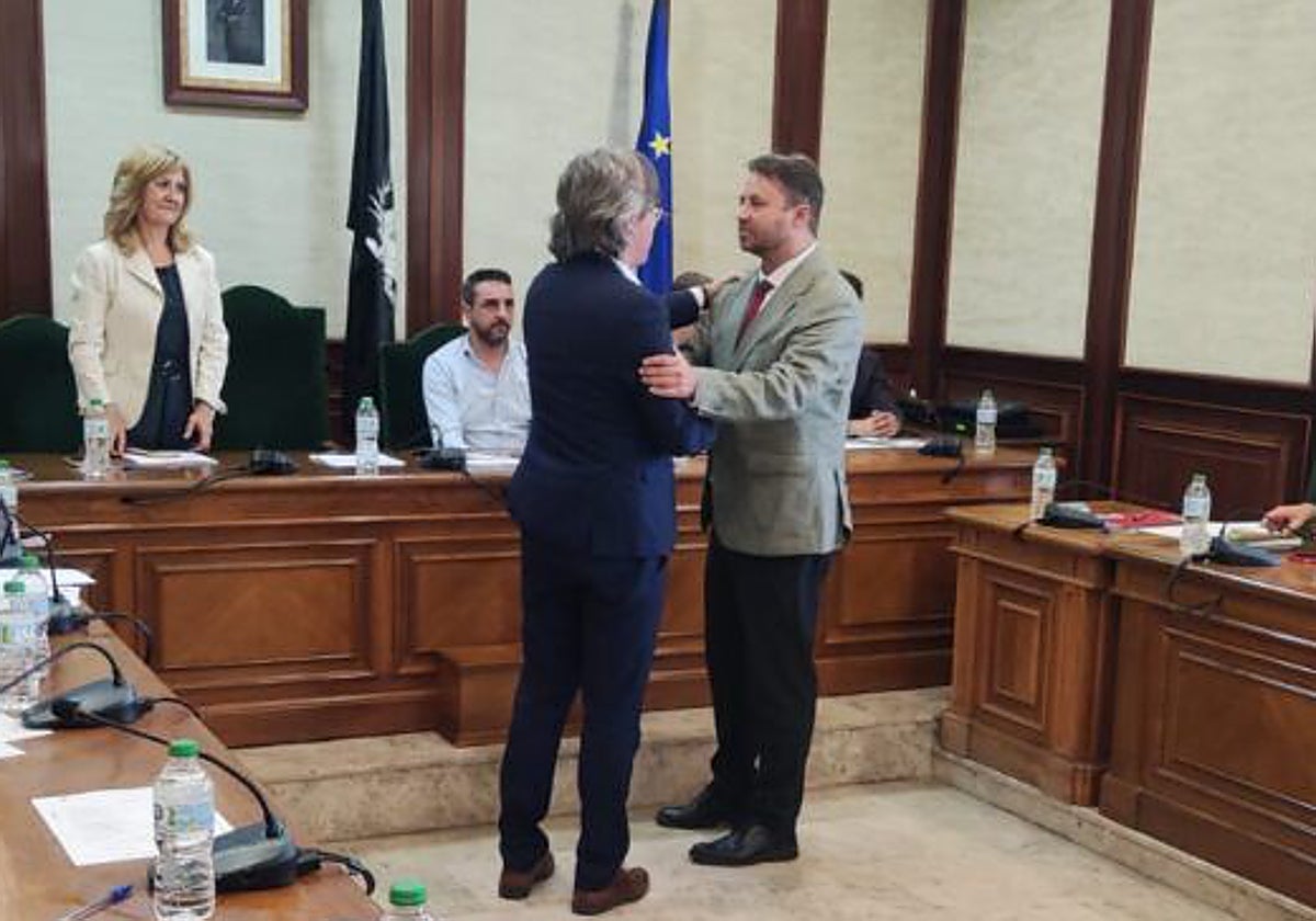El alcalde saliente y el entrante se saludan