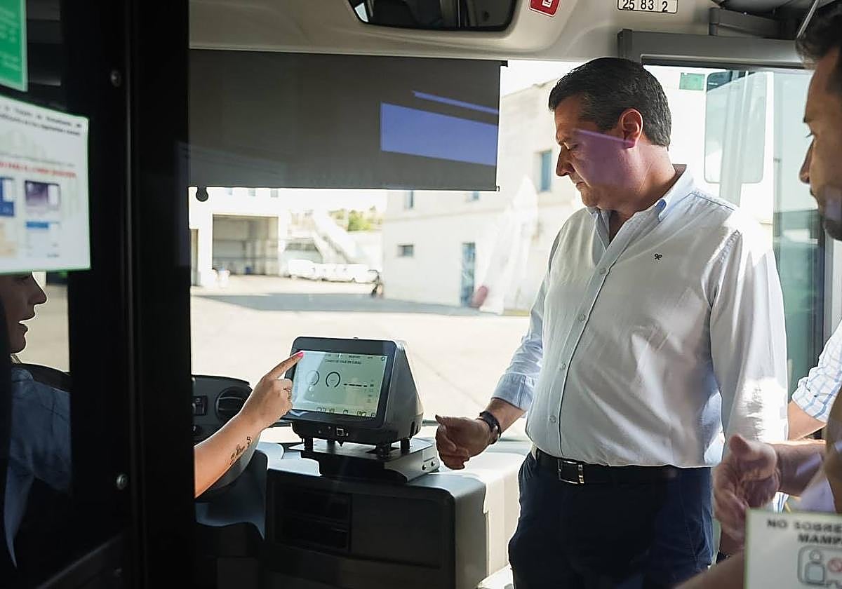 El alcalde observa una de las nuevas terminales instaladas en los autobuses de Aucorsa