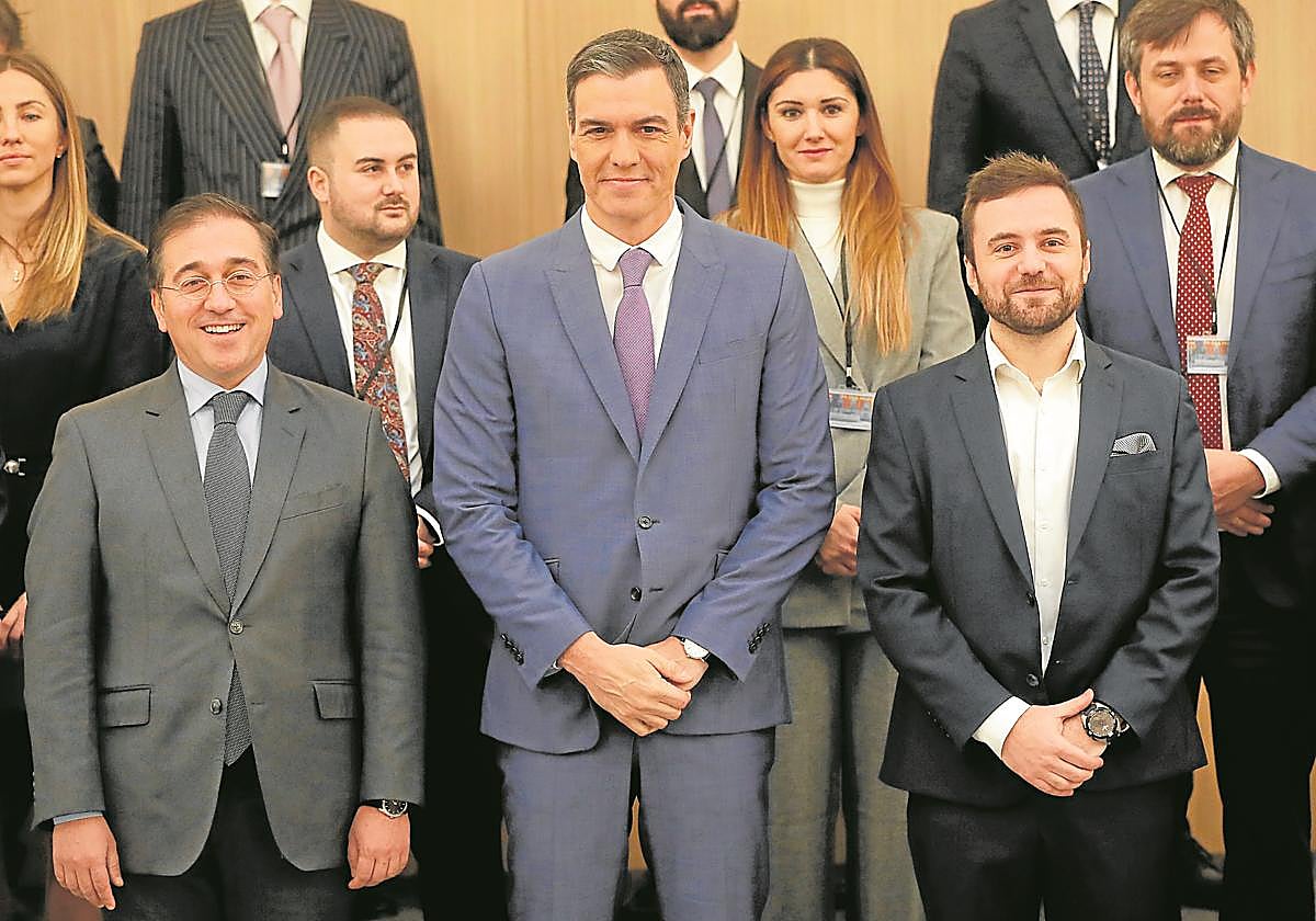 En la imagen, primera fila, de izquierda a derecha, José Manuel Albares, Pedro Sánchez y Diego Rubio