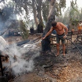 Imagen del incendio en el paraje La Peña, en Tarifa, declarado este martes