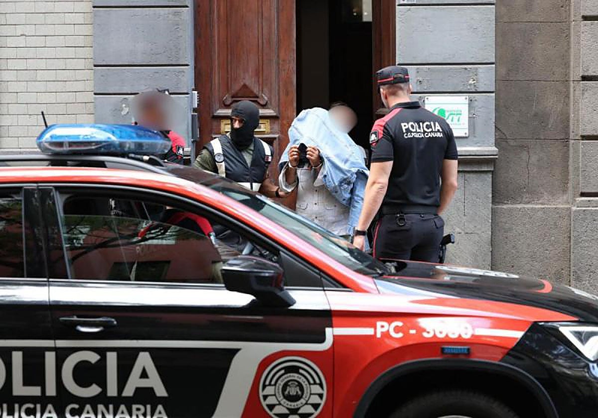 Uno de los detenidos durante la operación contra la ONG