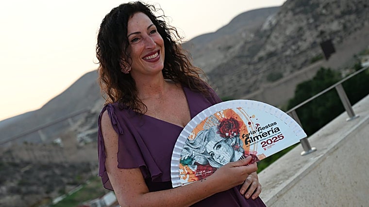 La alcaldesa de Almería, María del Mar Vázquez, con el abanico de la feria de este año