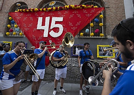 Imagen secundaria 1 - La céntrica calle del Oso engalanada con motivo de las fiestas populares de la zona del Rastro y Embajadores