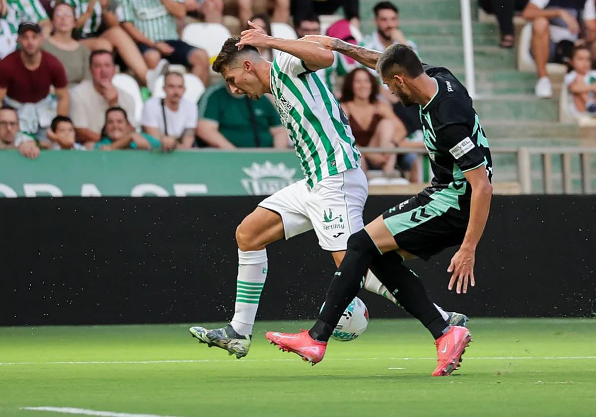 Pedro Ortiz conduce el balón ante un rival del Betis en el Trofeo Puertas de Córdoba