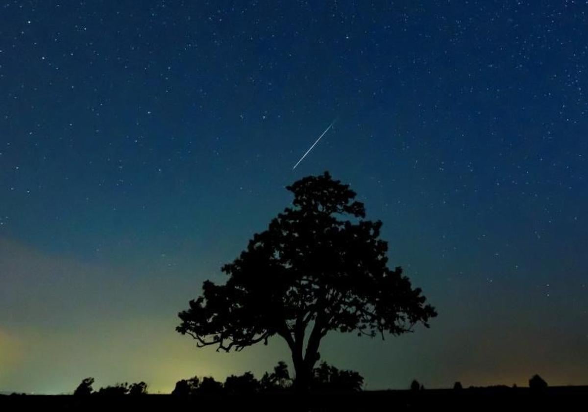 Un meteorito de las Perseidas atravesando el cielo