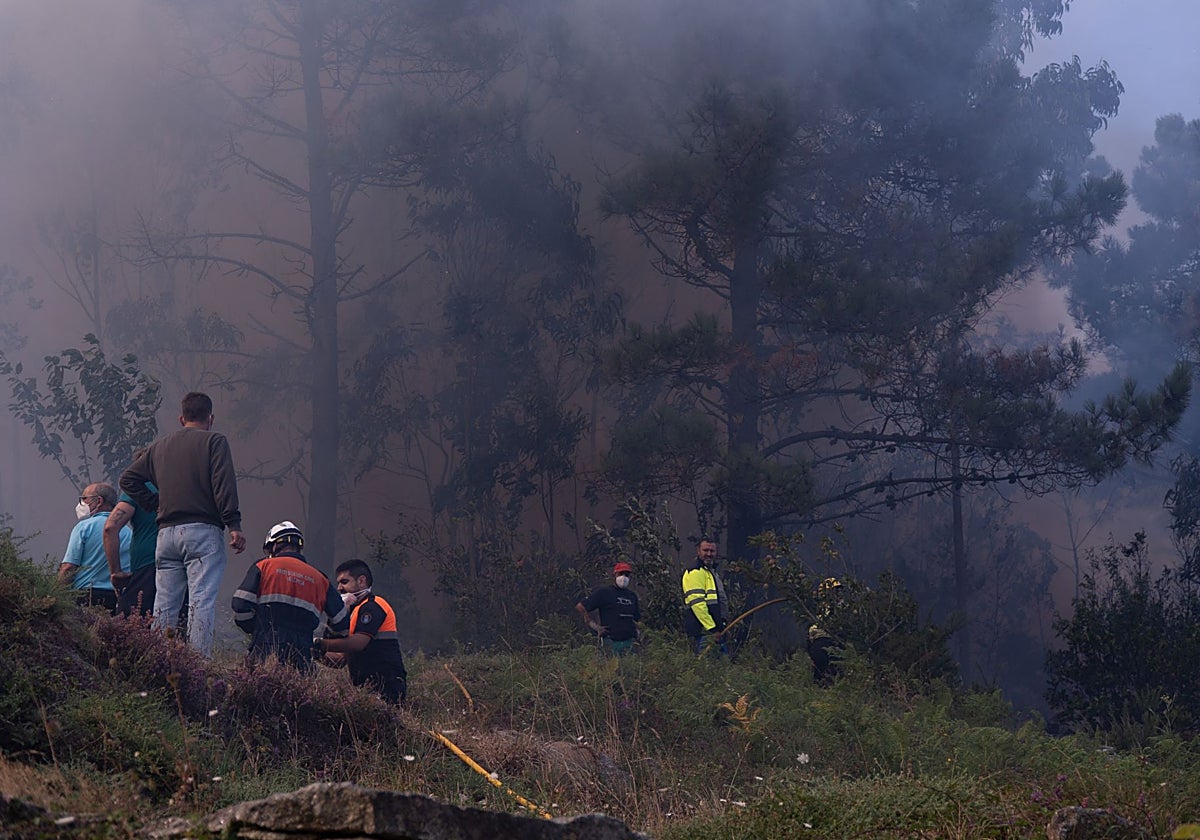 Vecinos y brigadas en uno de los fuegos forestales de esta semana en Galicia
