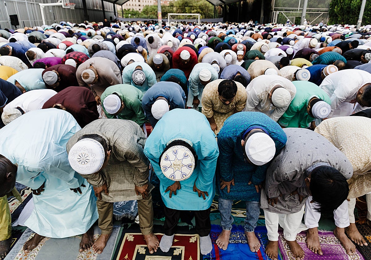 Decenas de musulmanes durante la celebración de la Fiesta del Cordero