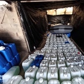 Los agentes encontraron un almacén con lanchas neumáticas y cientos de garrafas con combustible