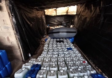 Los agentes encontraron un almacén con lanchas neumáticas y cientos de garrafas con combustible