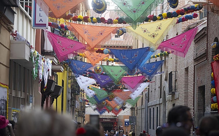 Imagen principal - La céntrica calle del Oso engalanada con motivo de las fiestas populares de la zona del Rastro y Embajadores