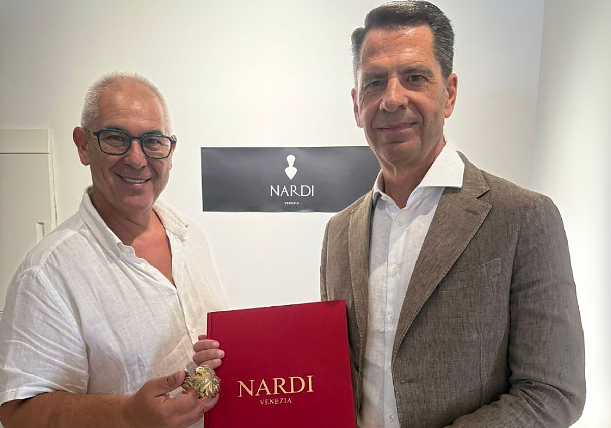 El propietario de la tienda de joyería marbellí, Miguel Gómez, a la izquierda, junto a Alberto Nardi, director de la firma italiana