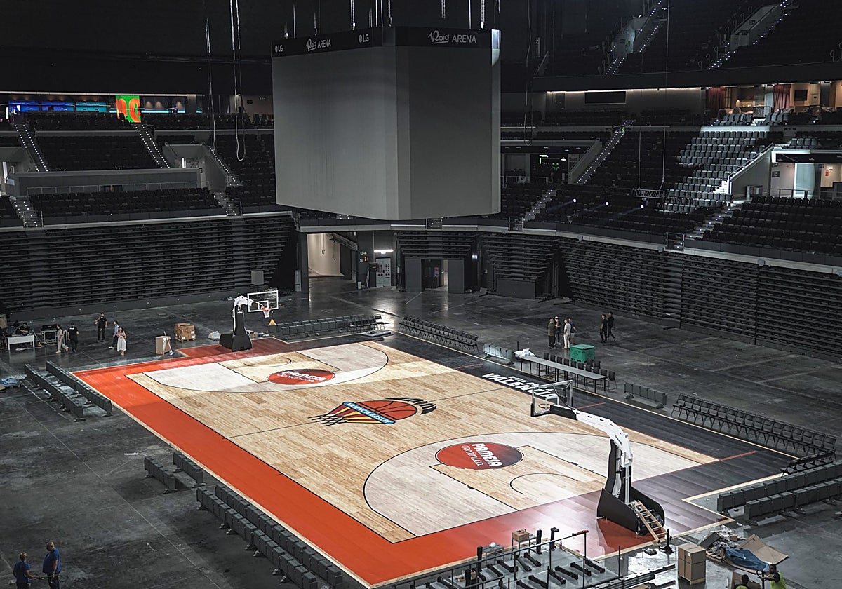 Imagen de la pista de baloncesto ya montada en el interior del Roig Arena
