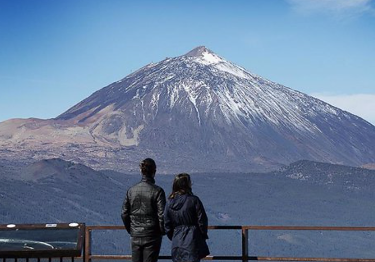 Dos personas observan el Teide desde su base