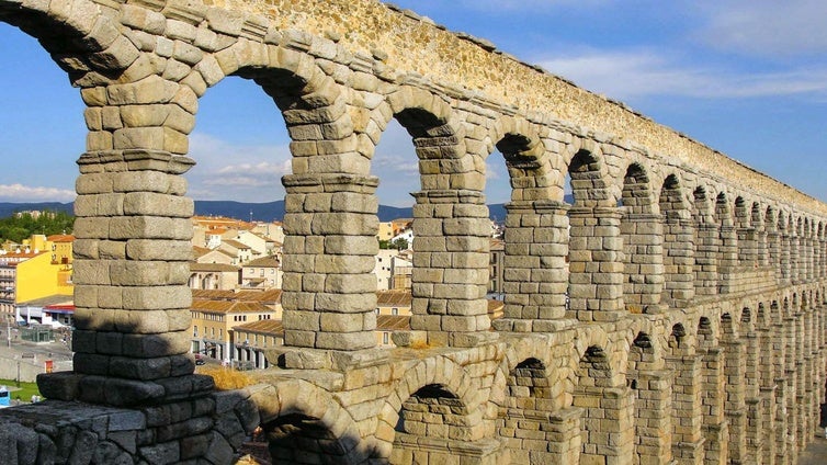 La subasta de una piedra del Acueducto de Segovia podría suponer comercio ilícito de bienes arqueológicos