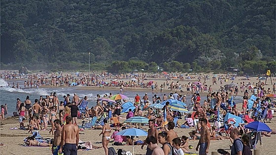 El pueblo de Cantabria que muchos comparan con Benidorm por la llegada masiva de turistas: rodeado de marismas y con playas de agua cristalina