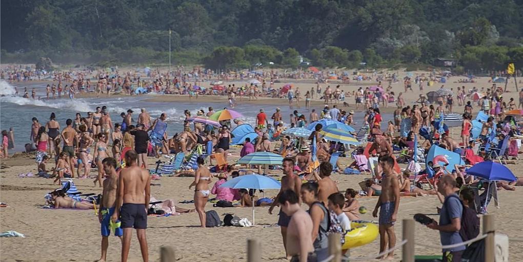 El pueblo de Cantabria que muchos comparan con Benidorm por la llegada masiva de turistas: rodeado de marismas y con playas de agua cristalina