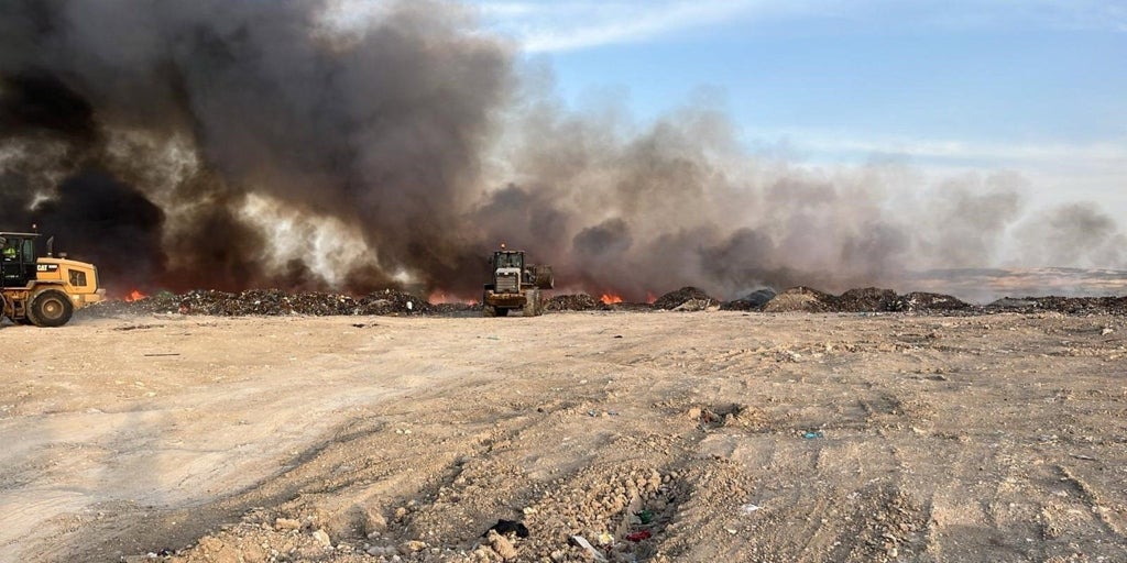 Perimetrado el incendio en el vertedero de Cuenca y retirados los bomberos tras estabilizar las llamas