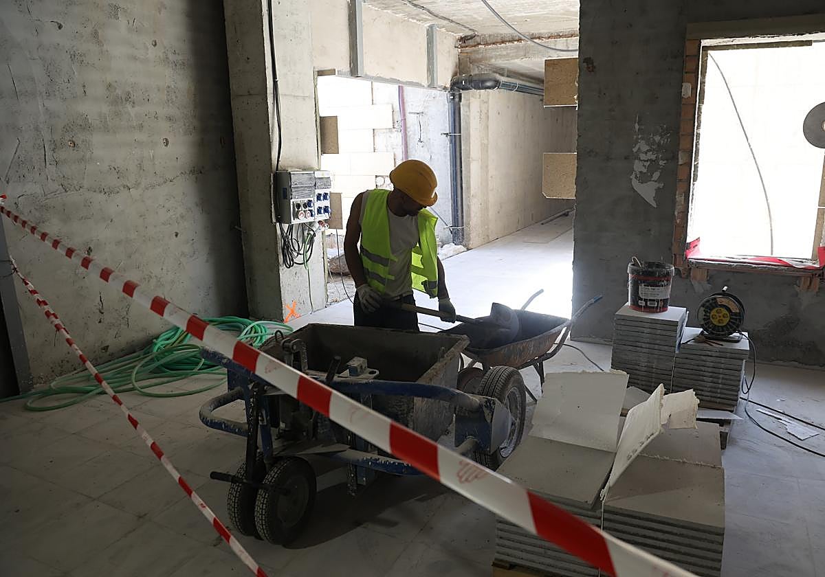 Un trabajador en las obras del hospital Materno-Infantil del Reina Sofía