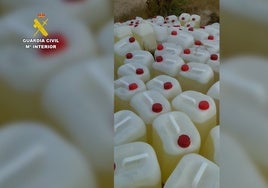 La Guardia Civil interviene 412 garrafas de gasolina para abastecer a las narcolanchas