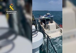 Así ha sido el rescate de un bote que hacía aguas con cuatro menores a bordo a un kilómetro de la costa en Benicarló