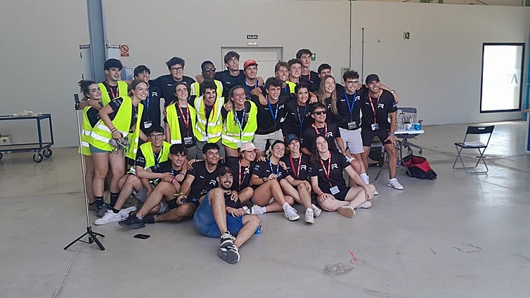 Estudiantes de la Politécnica de Valencia lanzan su cohete sonda 'Rompetechos', «un hito en la investigación española»