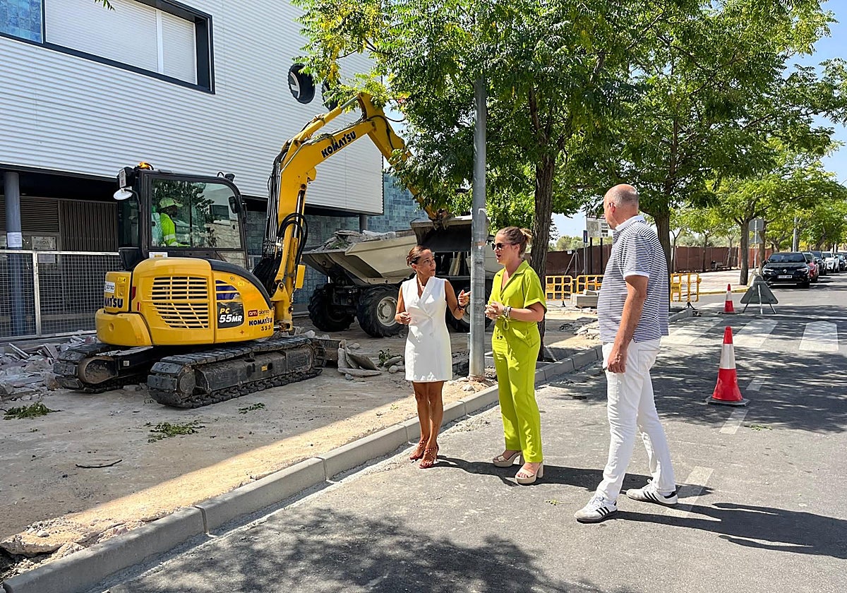 Las máquinas trabajan en este paseo, una de las principales avenidas del municipio