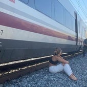 Viajeros esperando fuera del tren durante una avería