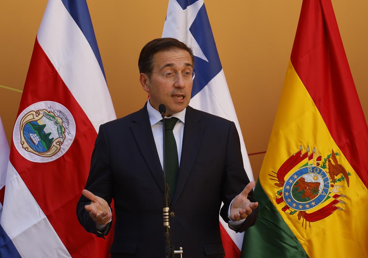 El ministro de Asuntos Exteriores, Unión Europea y Cooperación, José Manuel Albares, atienden a los medios antes del inicio de la primera reunión extraordinaria de ministros de Relaciones Exteriores de la Comunidad Iberoamericana