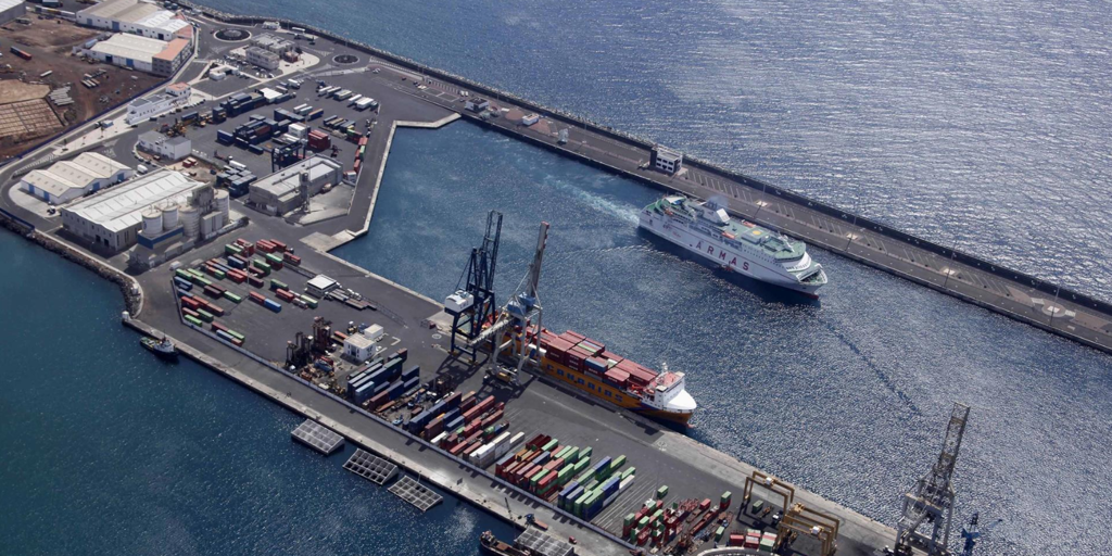 El armador con 49 polizones a bordo desembarcará en el puerto de Arrecife (Lanzarote) por «razones humanitarias»