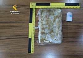 Pillan a un hombre intentando eludir un control y acaban descubriendo más de un kilo de cocaína en su coche