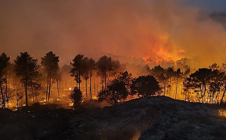 Imagen principal - Incendio en Ávila visto desde Piedralaves (foto grande), Los Molinos (abajo izquierda) y la Atalaya de Los Picozos (abajo derecha)