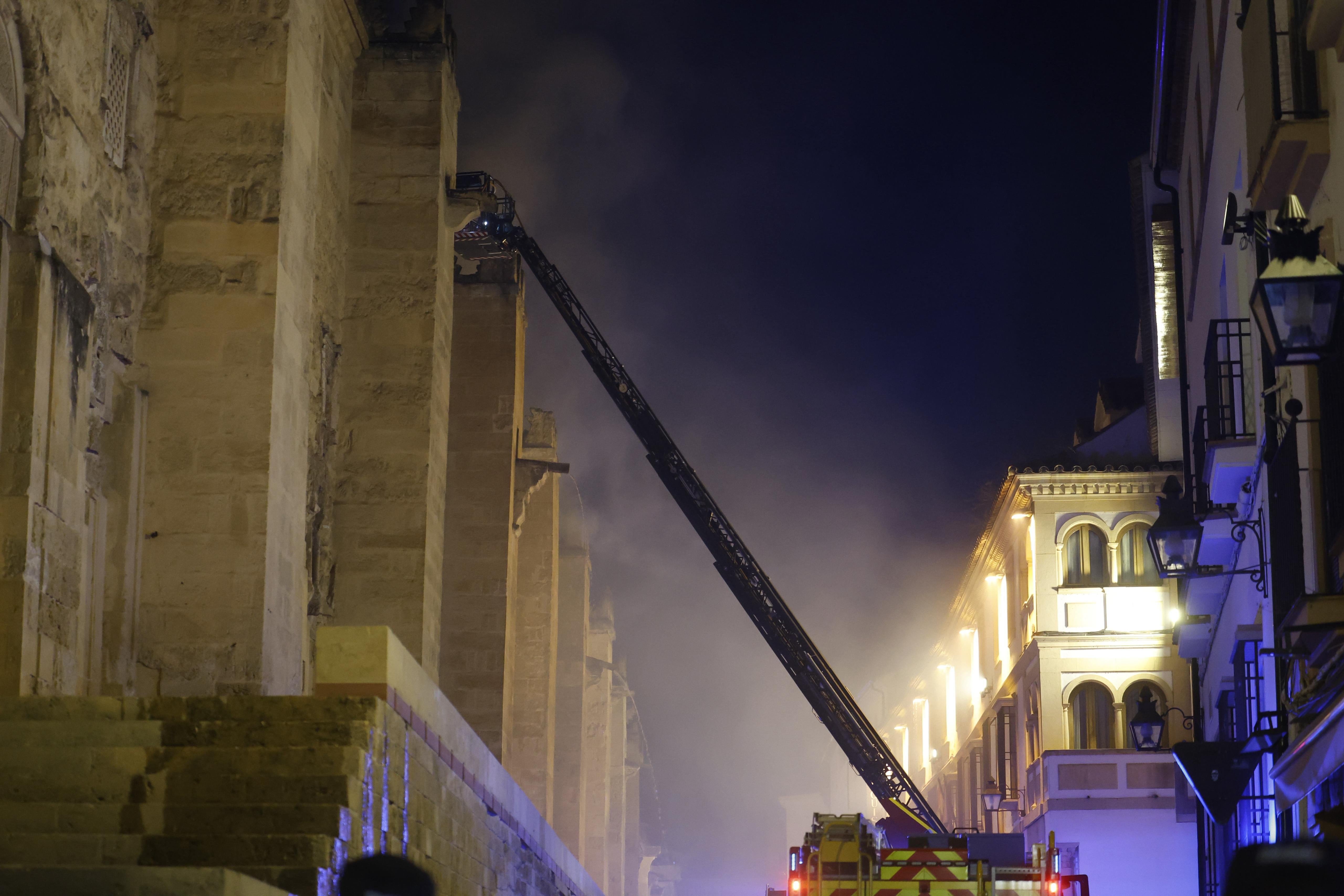 Las imágenes del inquietante incendio en la Mezquita de Córdoba
