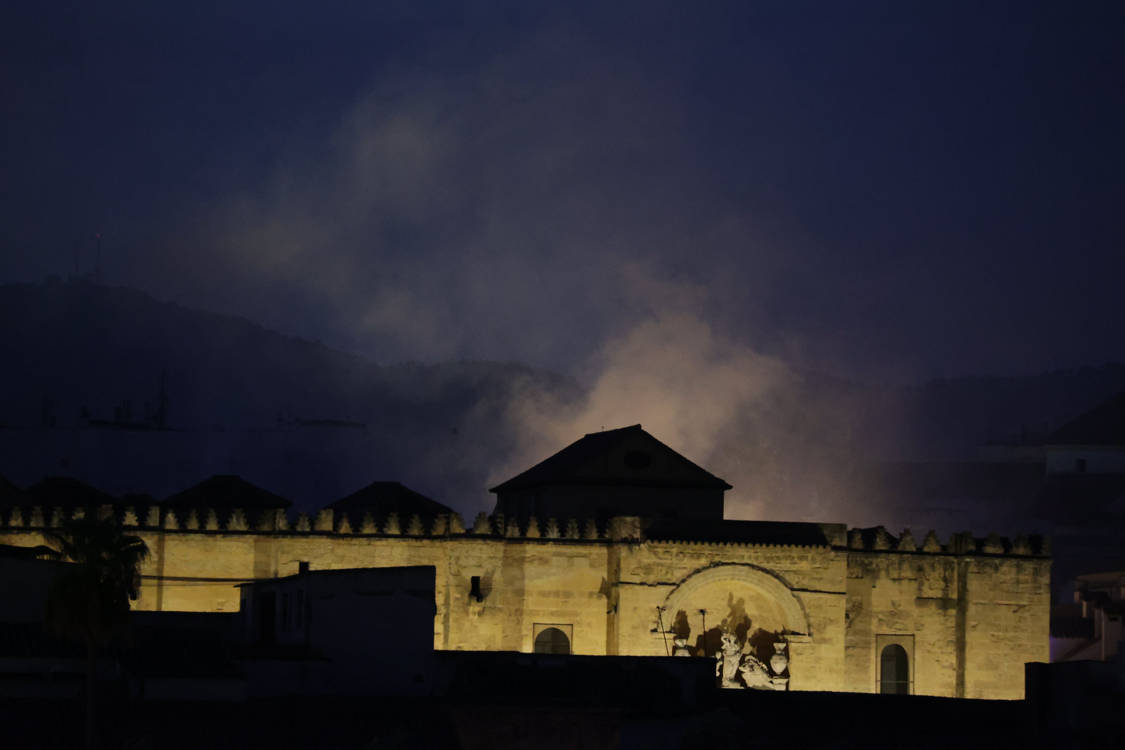 Las imágenes del inquietante incendio en la Mezquita de Córdoba