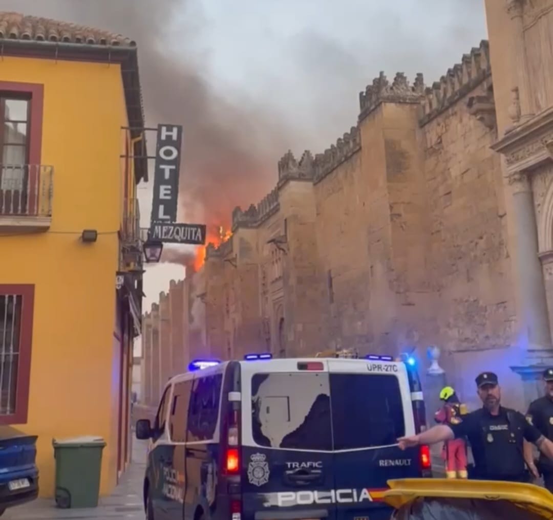 Las imágenes del inquietante incendio en la Mezquita de Córdoba