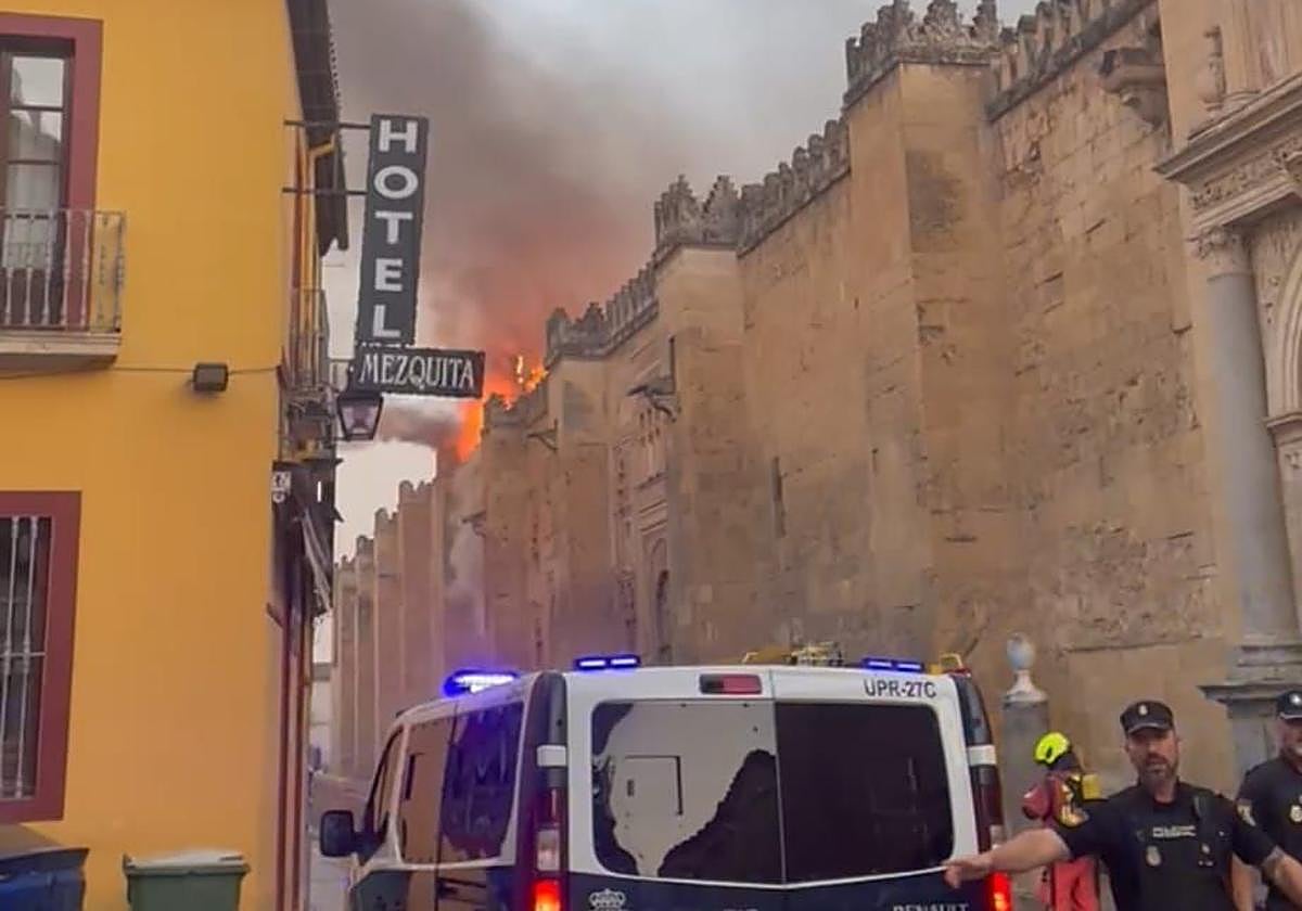 Las llamas sobresalen de la cubierta de la Mezquita en su lateral este